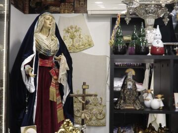 Las tiendas de artículos religiosos en su momento cúlmine de ventas gracias a Semana Santa