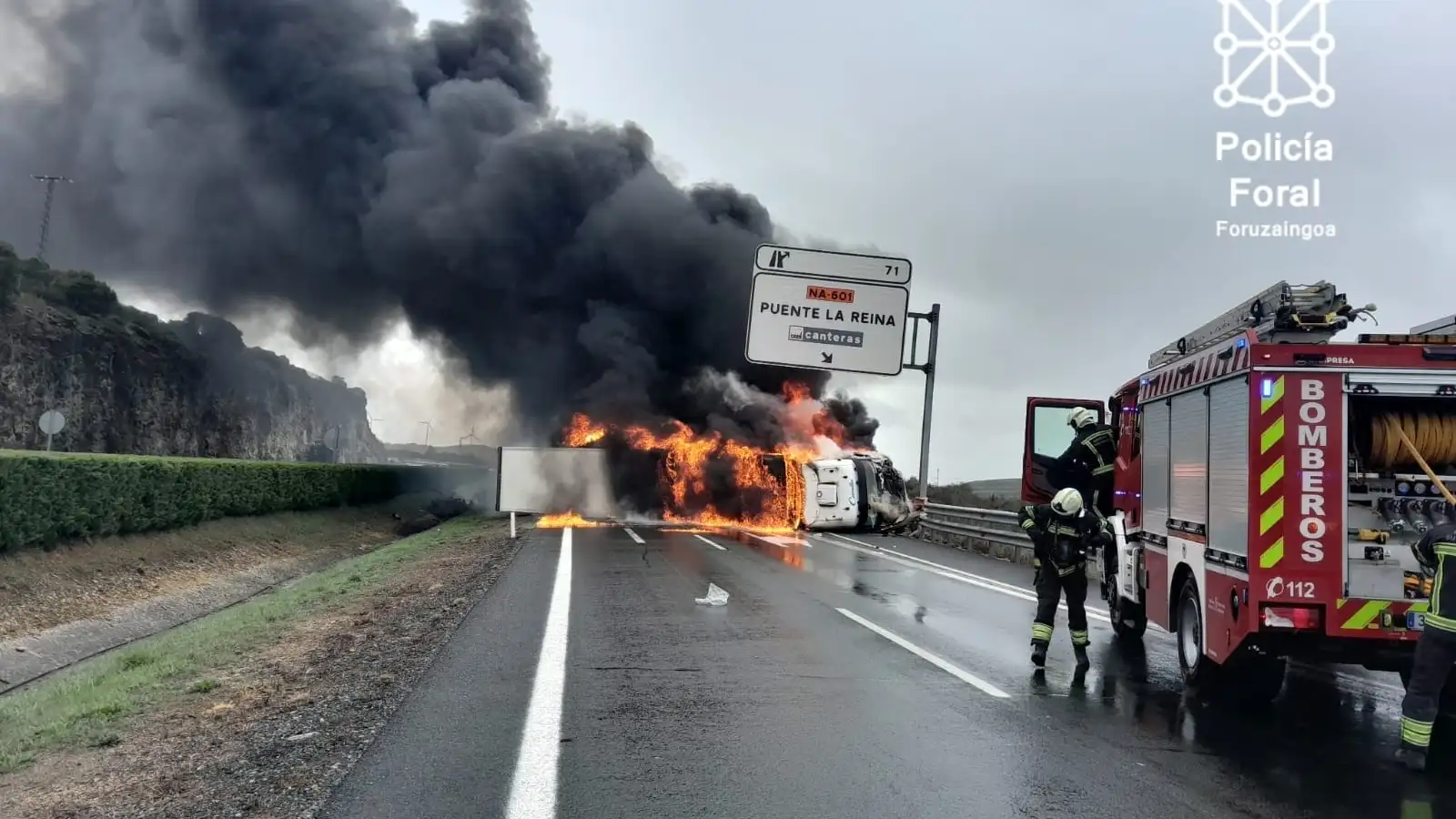 La imagen de un camión ardiendo en la AP-15 en sentido Tudela La imagen de un camión ardiendo en la AP-15 en sentido Tudela
