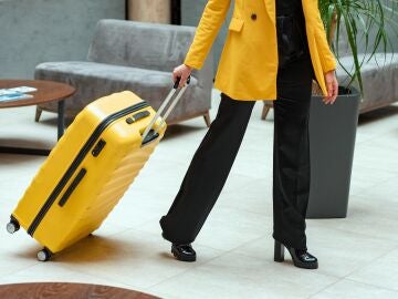 Mujer con una maleta