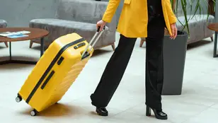 Mujer con una maleta