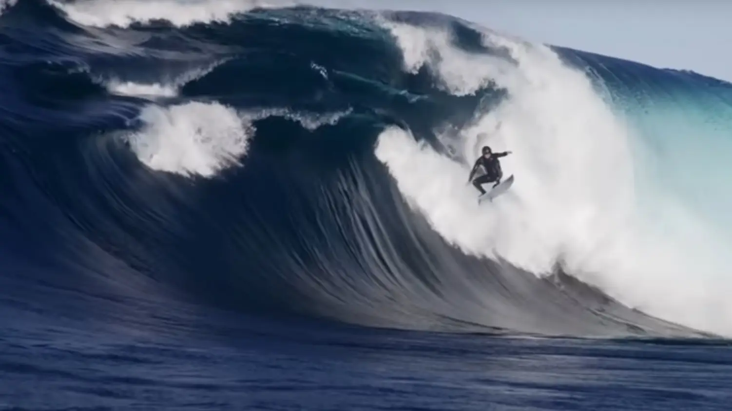 Ned Hart surfea la ola de Shipstern Bluff (Tasmania)
