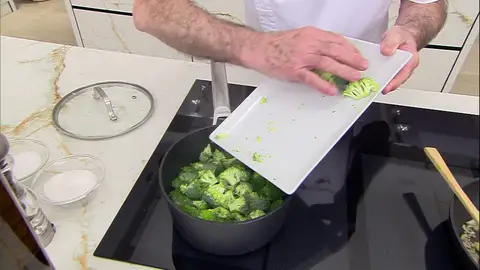 Sazona y cuécelos durante 2-3 minutos Sazona y cuécelos durante 2-3 minutos