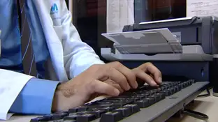 Imagen de archivo de un doctor en su consulta. Imagen de archivo de un doctor en su consulta.