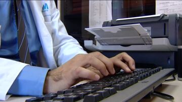Imagen de archivo de un doctor en su consulta.