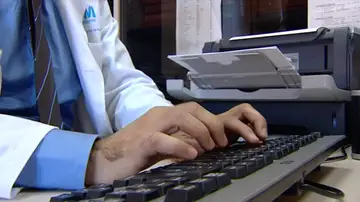 Imagen de archivo de un doctor en su consulta. Imagen de archivo de un doctor en su consulta.