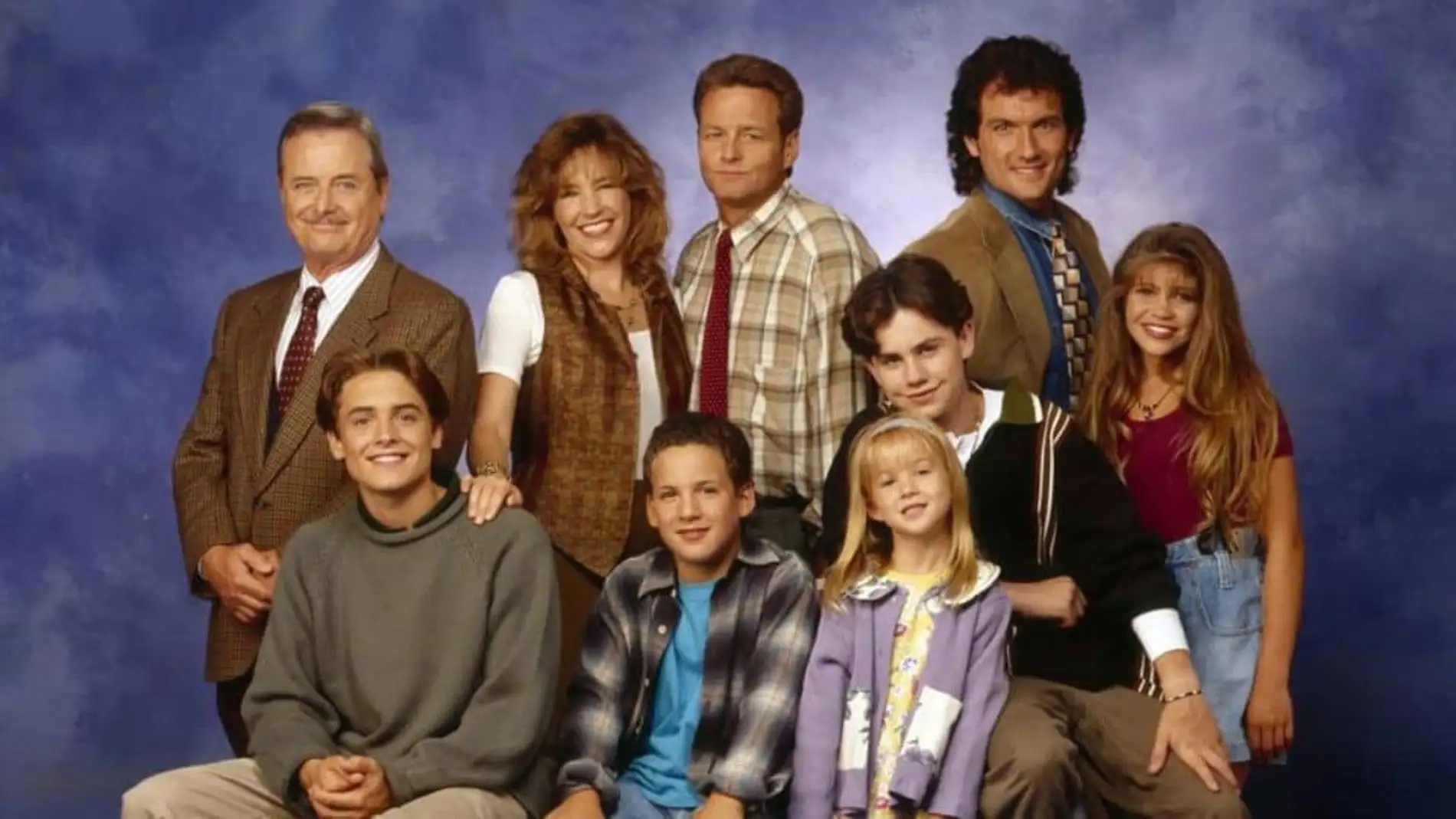 Will Friedle (Eric Matthews), Danielle Fishel (Topanga Lawrence), Rider Strong (Shawn Hunter), (William Daniel (Mr. Feeny) y Ben Savage (Cory Matthews) en 'Yo y el mundo'