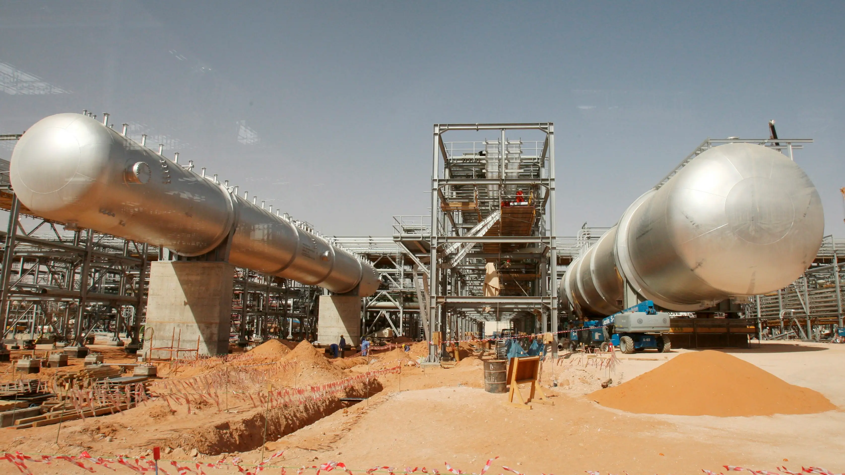 Imagen de archivo de las instalaciones de una planta petrolífera en el desierto Imagen de archivo de las instalaciones de una planta petrolífera en el desierto