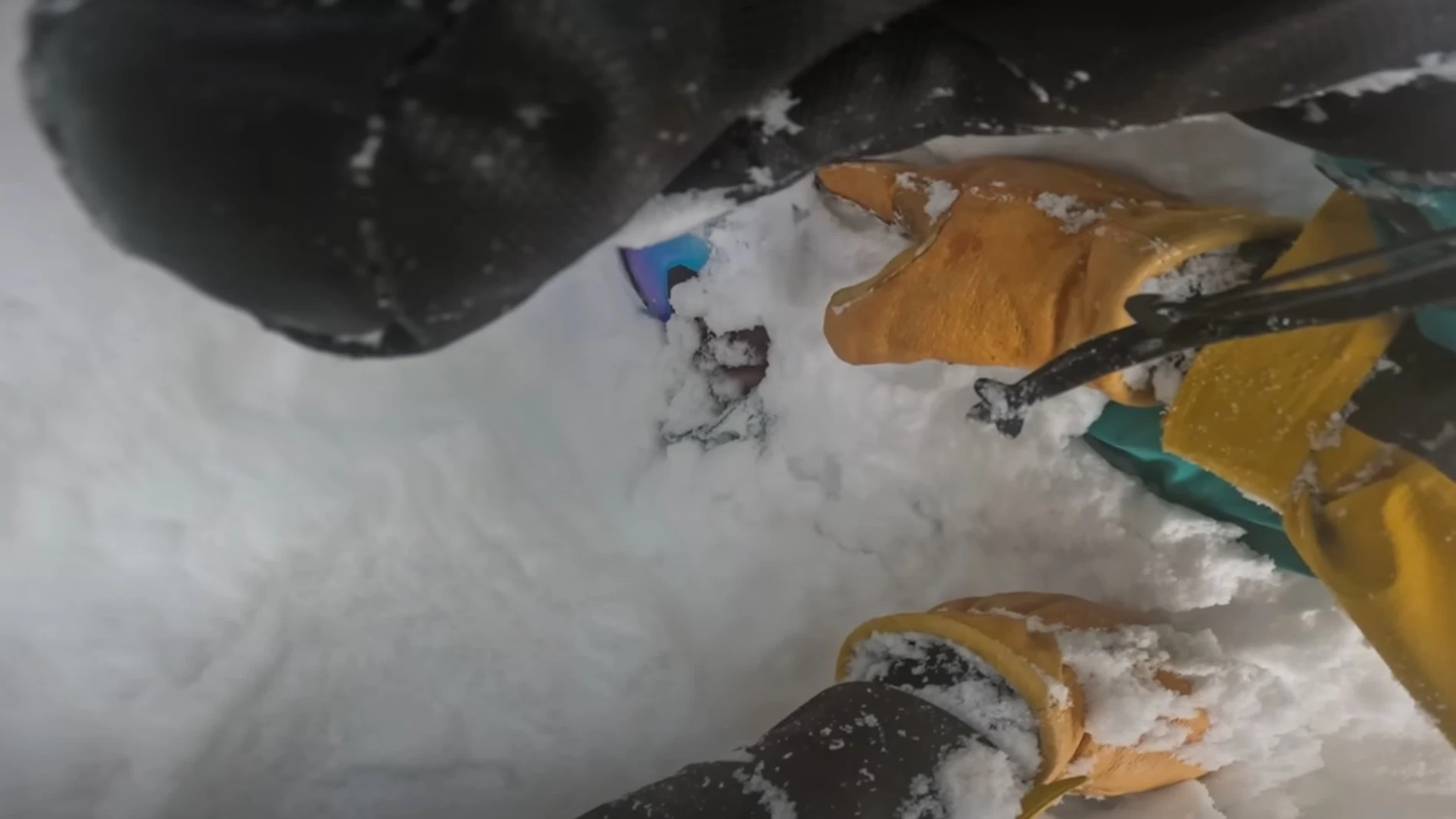Una imagen del rescate de un snowboarder por Francis Zuber