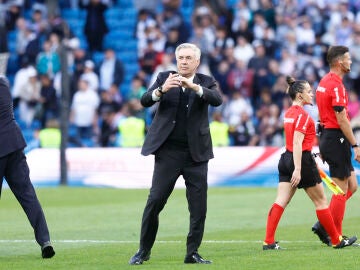 Ancelotti aplaude al Bernabéu tras la victoria ante el Valladolid