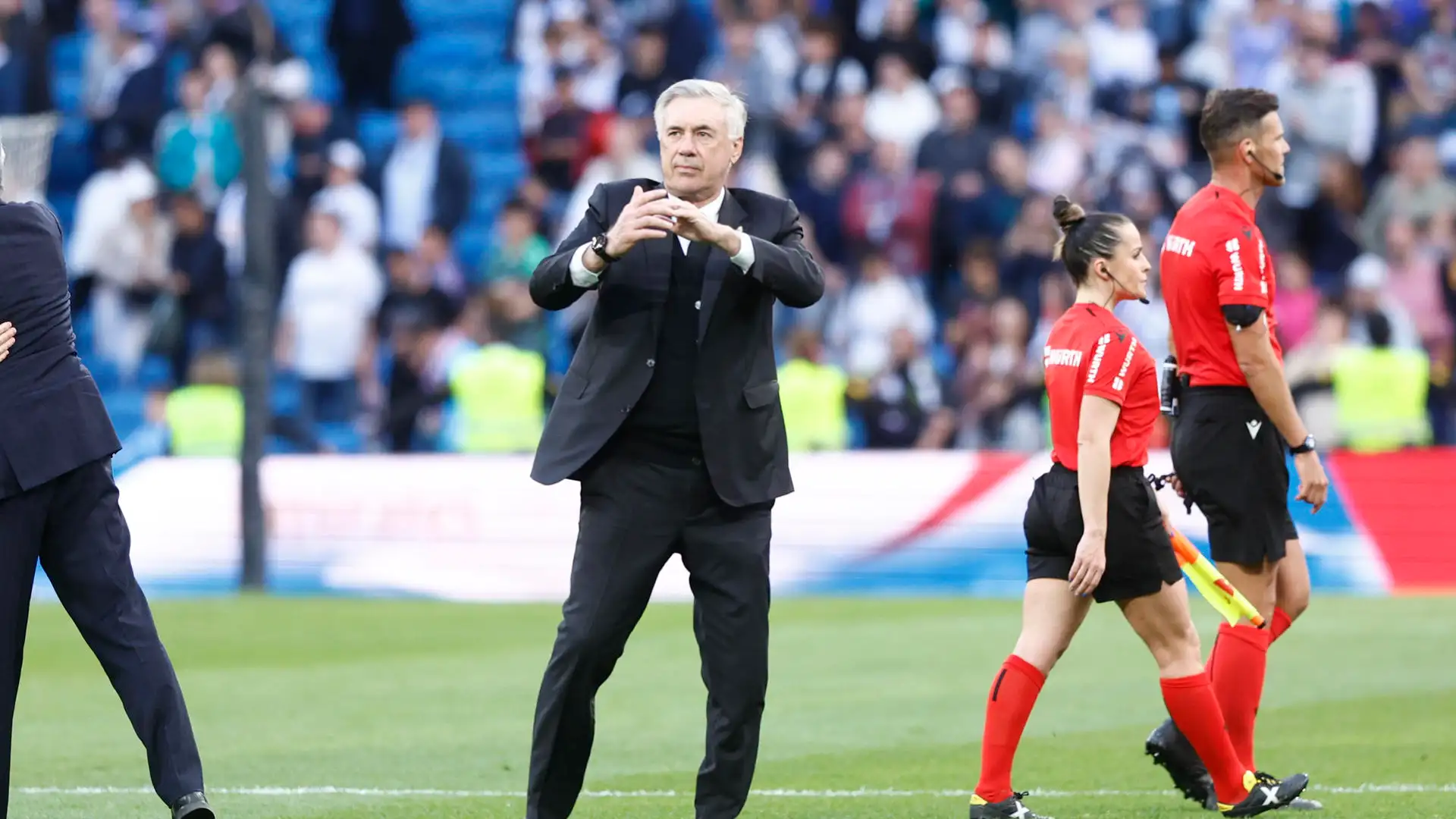 Ancelotti aplaude al Bernab&eacute;u tras la victoria ante el Valladolid