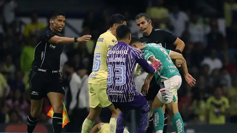 El arbitro Fernando Hernández, en el América - León El arbitro Fernando Hernández, en el América - León