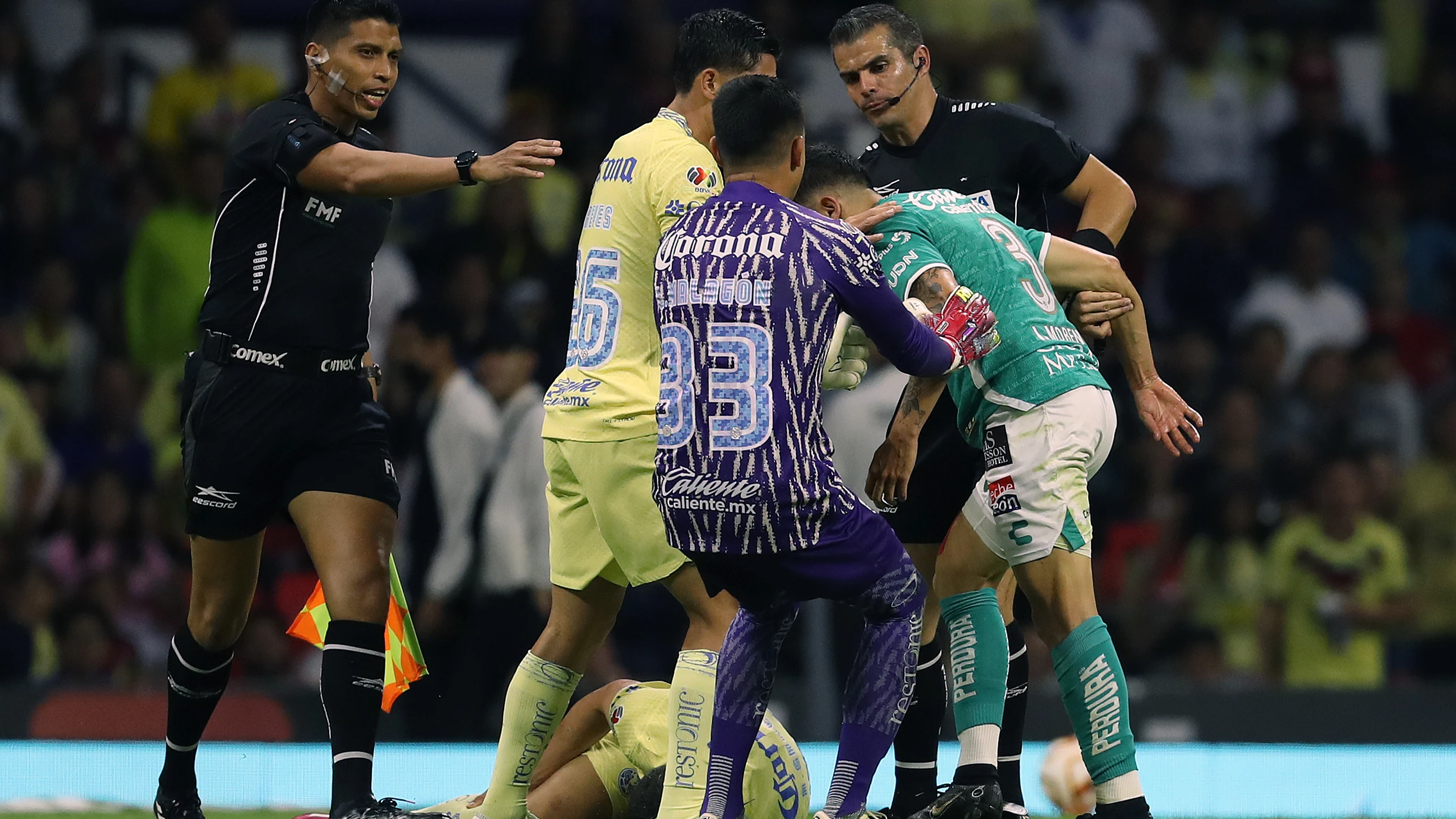 El arbitro Fernando Hernández, en el América - León El arbitro Fernando Hernández, en el América - León