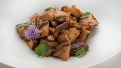 Receta fácil de salteado de pavo y setas con salsa de ostras, de Karlos Arguiñano