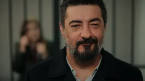 Akif sacará a Harika del calabozo con una condición: ¡Que no se entrometa en su relación con Suzan! Akif sacará a Harika del calabozo con una condición: ¡Que no se entrometa en su relación con Suzan!