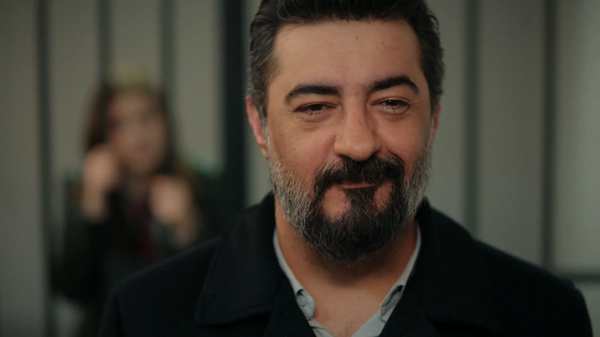 Akif sacará a Harika del calabozo con una condición: ¡Que no se entrometa en su relación con Suzan! Akif sacará a Harika del calabozo con una condición: ¡Que no se entrometa en su relación con Suzan!