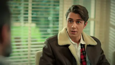 En el próximo capítulo de ‘Hermanos’: Doruk intenta convencer a Akif para que no se divorcie de su madre… ¿Lo conseguirá? En el próximo capítulo de ‘Hermanos’: Doruk intenta convencer a Akif para que no se divorcie de su madre… ¿Lo conseguirá?