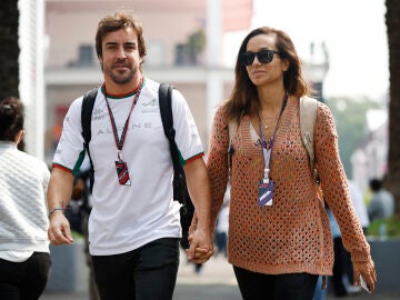 Fernando Alonso, en el paddock junto a la periodista Andrea Schlager 