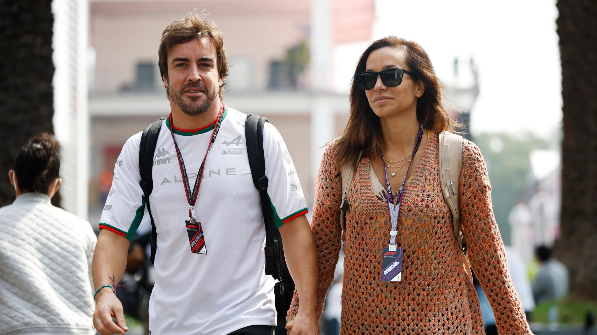 Fernando Alonso, en el paddock junto a la periodista Andrea Schlager 
