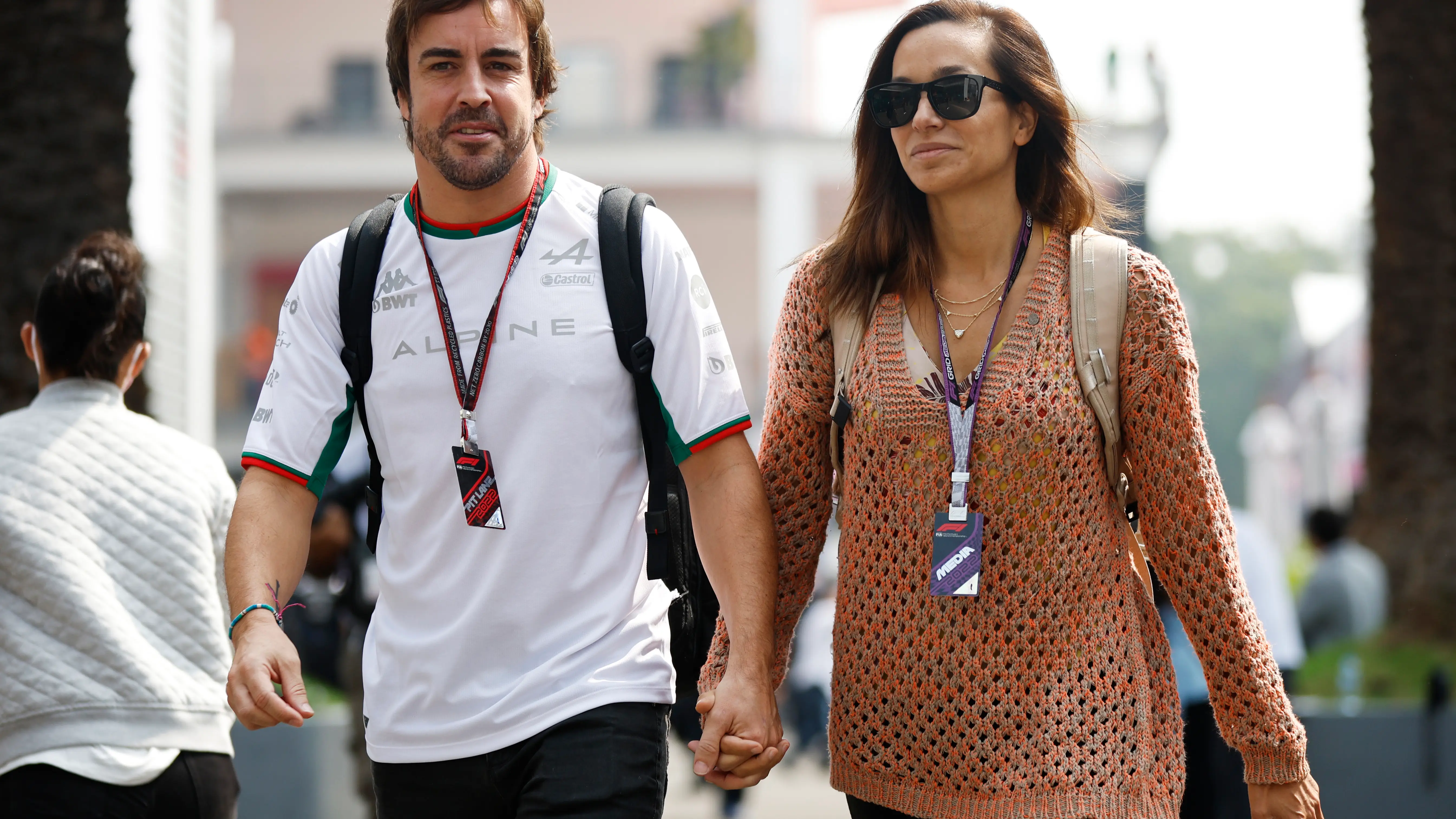 Fernando Alonso, en el paddock junto a la periodista Andrea Schlager 