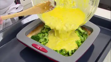 Distribuye el brócoli sobre la tartaleta horneada