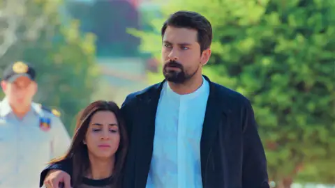 Alihan salva a Lila del chico que la encierra… ¡Y no puede asistir a la cita con Zeynep! Alihan salva a Lila del chico que la encierra… ¡Y no puede asistir a la cita con Zeynep!