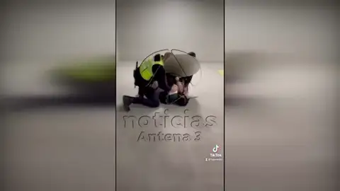 Las imágenes de la agresión a una joven en el metro de Valencia por parte de los agentes de seguridad