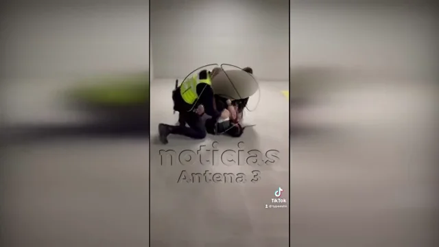 Las imágenes de la agresión a una joven en el metro de Valencia por parte de los agentes de seguridad Las imágenes de la agresión a una joven en el metro de Valencia por parte de los agentes de seguridad