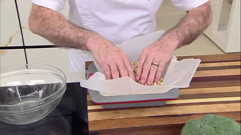 Cúbrela con una buena cantidad de garbanzos Cúbrela con una buena cantidad de garbanzos