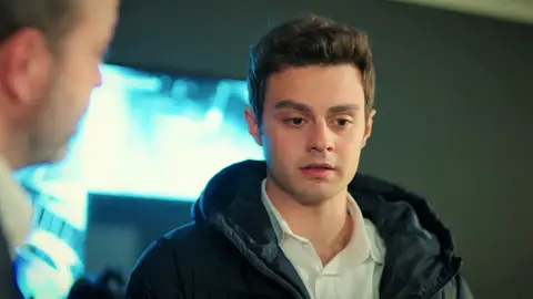 En el último capítulo de ‘Hermanos’: Ömer se enfrenta a su jefe y… ¡Continúa mintiendo a su familia! En el último capítulo de ‘Hermanos’: Ömer se enfrenta a su jefe y… ¡Continúa mintiendo a su familia!