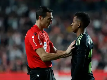Martínez Munuera habla con Rodrygo en un partido del Real Madrid Martínez Munuera habla con Rodrygo en un partido del Real Madrid