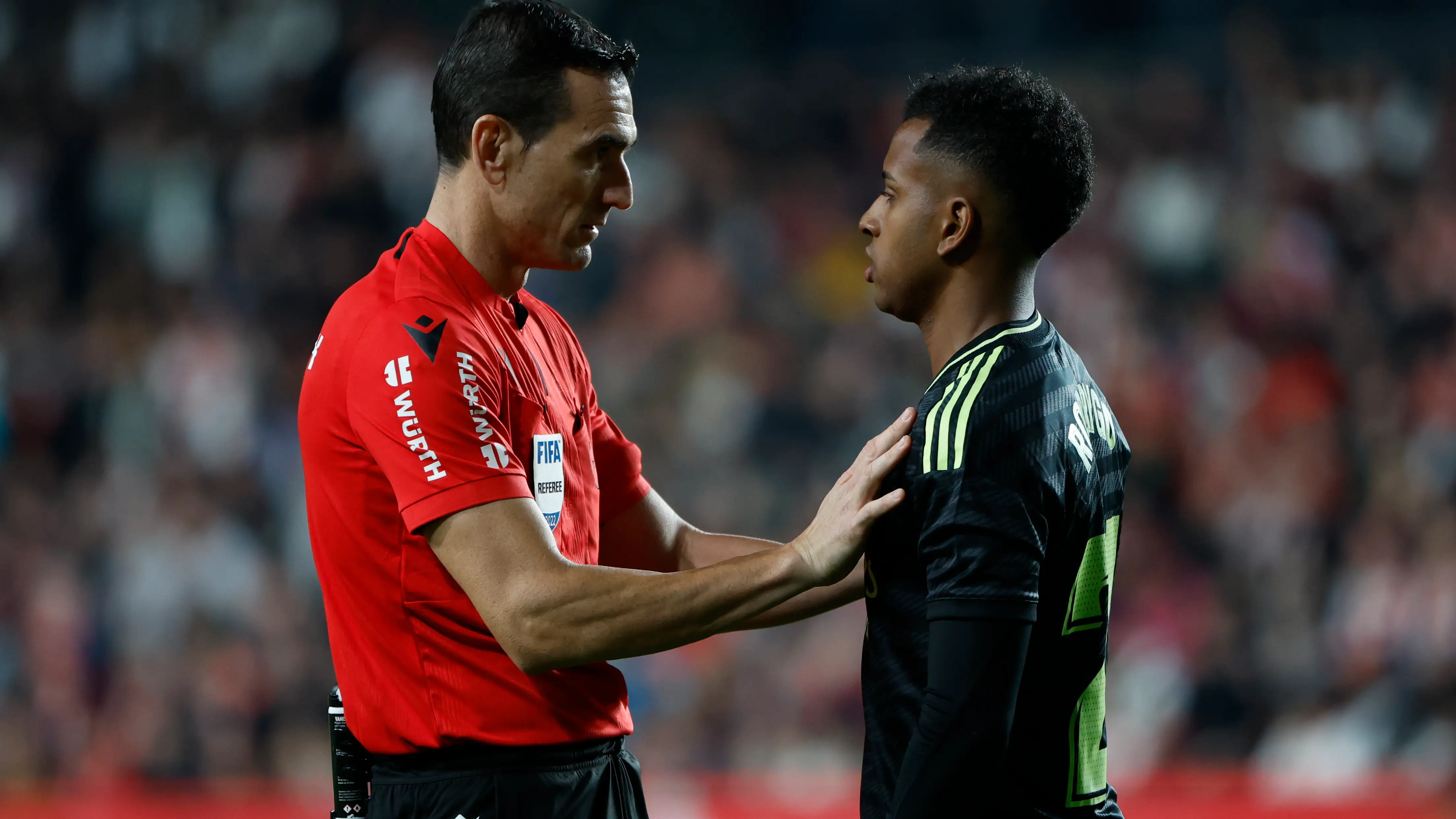 Martínez Munuera habla con Rodrygo en un partido del Real Madrid Martínez Munuera habla con Rodrygo en un partido del Real Madrid