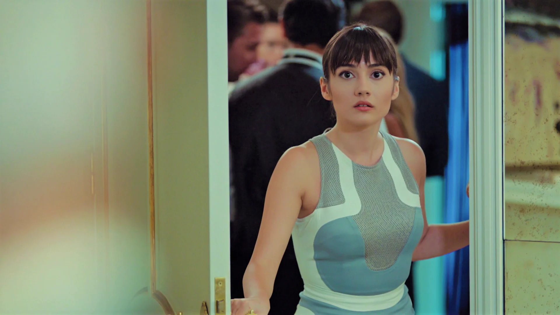 &iexcl;Zeynep descubre a Halit y Defne muy cerca de besarse!