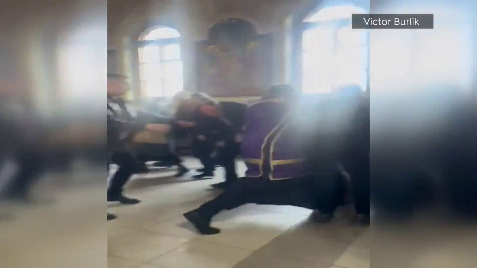 VÍDEO: Un sacerdote pro-ruso agrede a un soldado ucraniano en plena iglesia