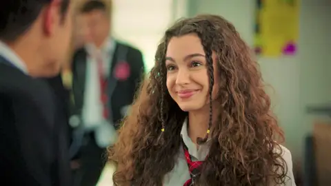 Asiye, celosa de Özge, le dice que Doruk es… ¡su novio!: ¿Reconciliación a la vista? Asiye, celosa de Özge, le dice que Doruk es… ¡su novio!: ¿Reconciliación a la vista?