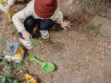 Un niño juega en el parque Un niño juega en el parque