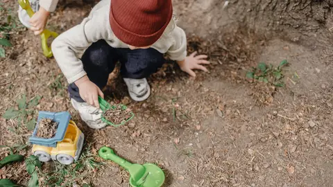 Un niño juega en el parque Un niño juega en el parque