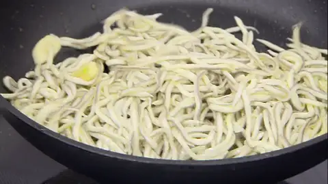 Introduce las gulas y saltéalas brevemente Introduce las gulas y saltéalas brevemente