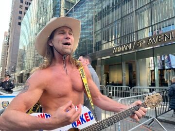El artista callejero Robert John Burck simpatizante de Donald Trump