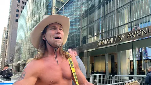 El artista callejero Robert John Burck simpatizante de Donald Trump El artista callejero Robert John Burck simpatizante de Donald Trump