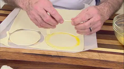 Unta el borde de las bases con un poco de huevo batido Unta el borde de las bases con un poco de huevo batido