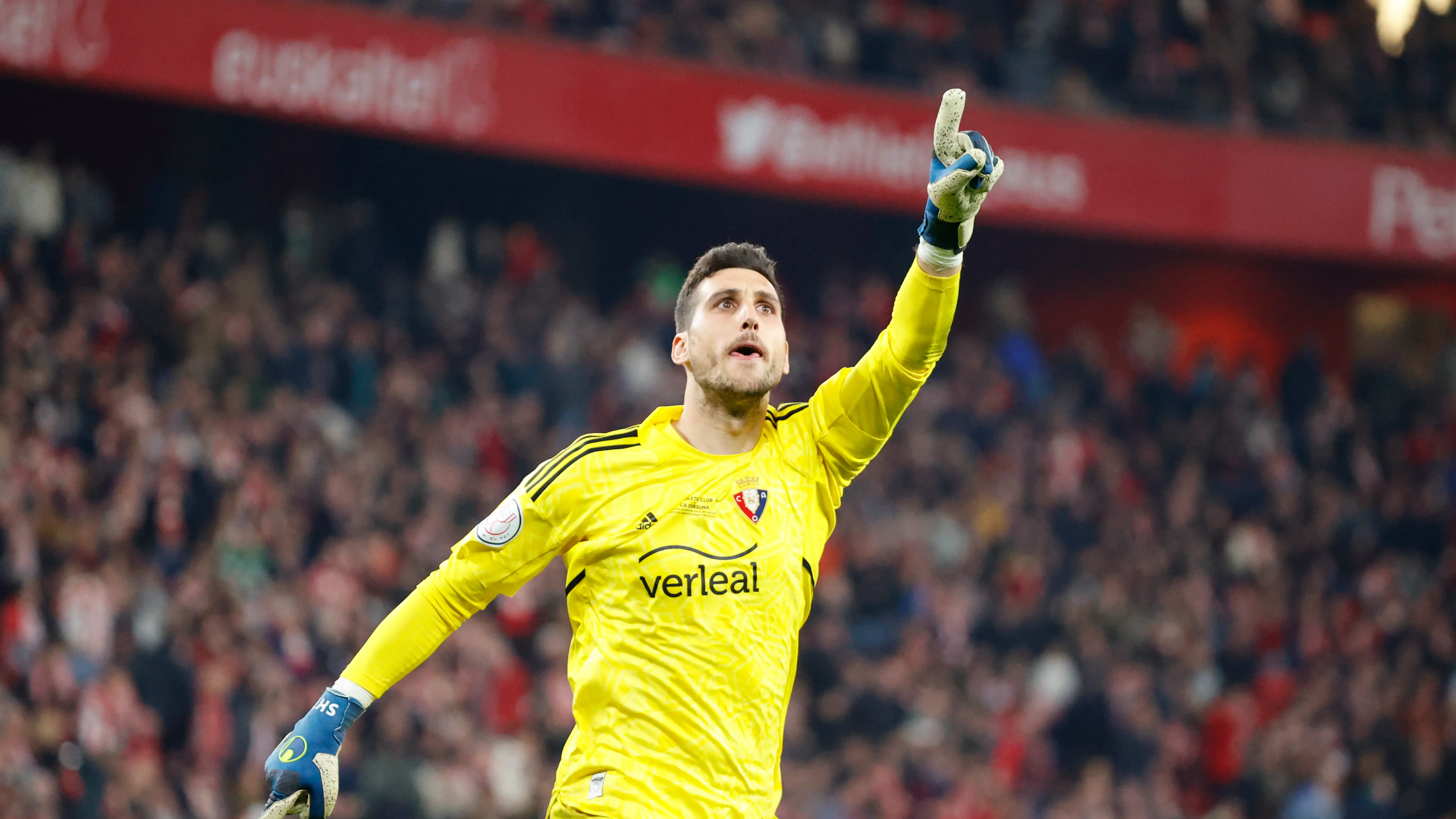 Sergio Herrera celebra el gol de Osasuna en San Mam&eacute;s