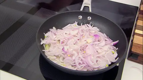 Sazona y confítalas a fuego medio Sazona y confítalas a fuego medio