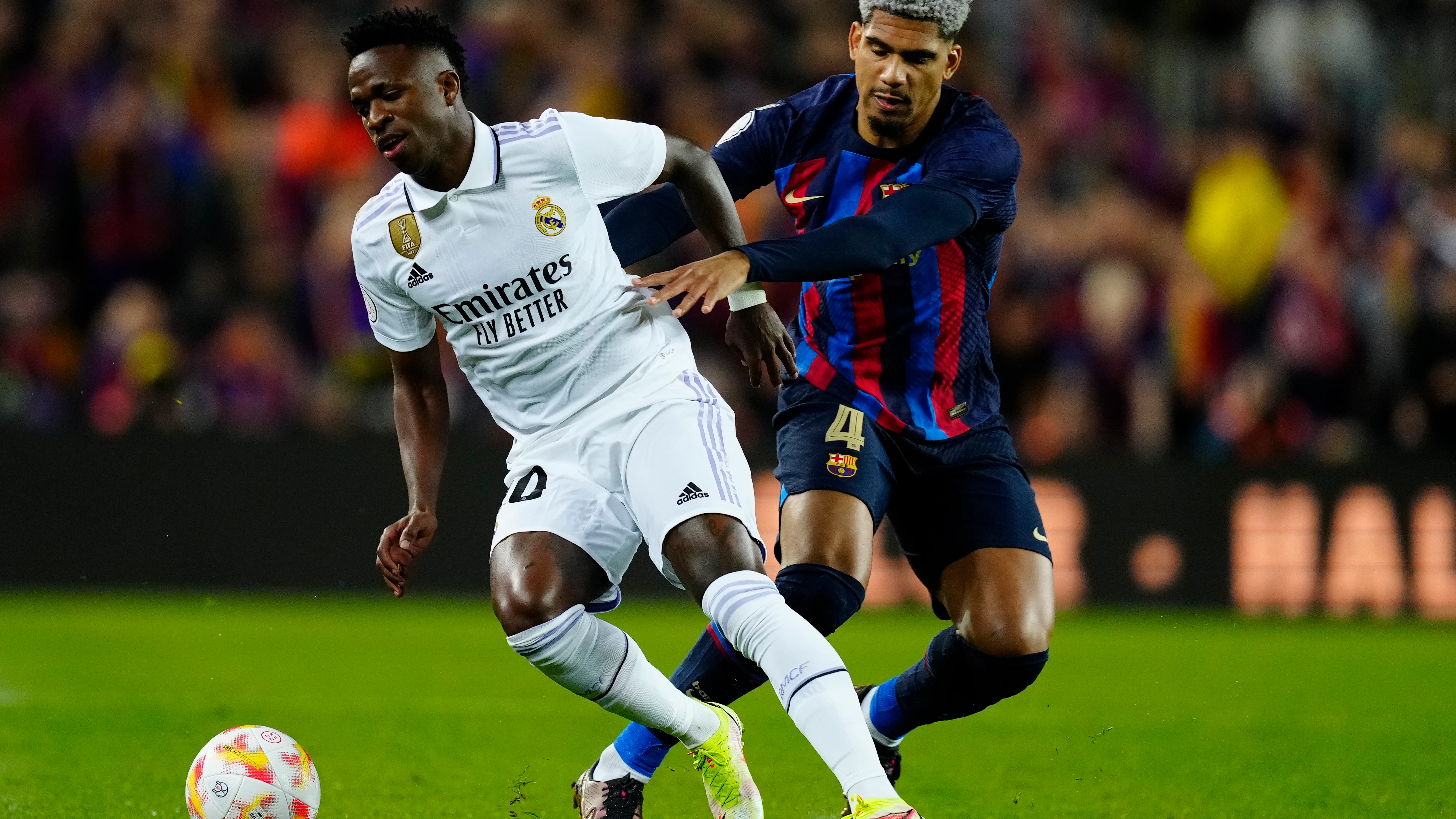 Vinicius y Araujo, en acción en el Camp Nou Vinicius y Araujo, en acción en el Camp Nou