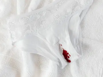 Ropa blanca machada de sangre Ropa blanca machada de sangre