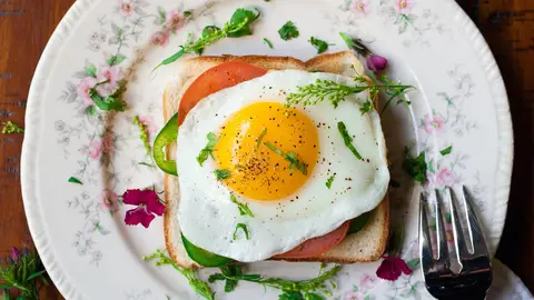 Huevo frito sobre tostada Huevo frito sobre tostada
