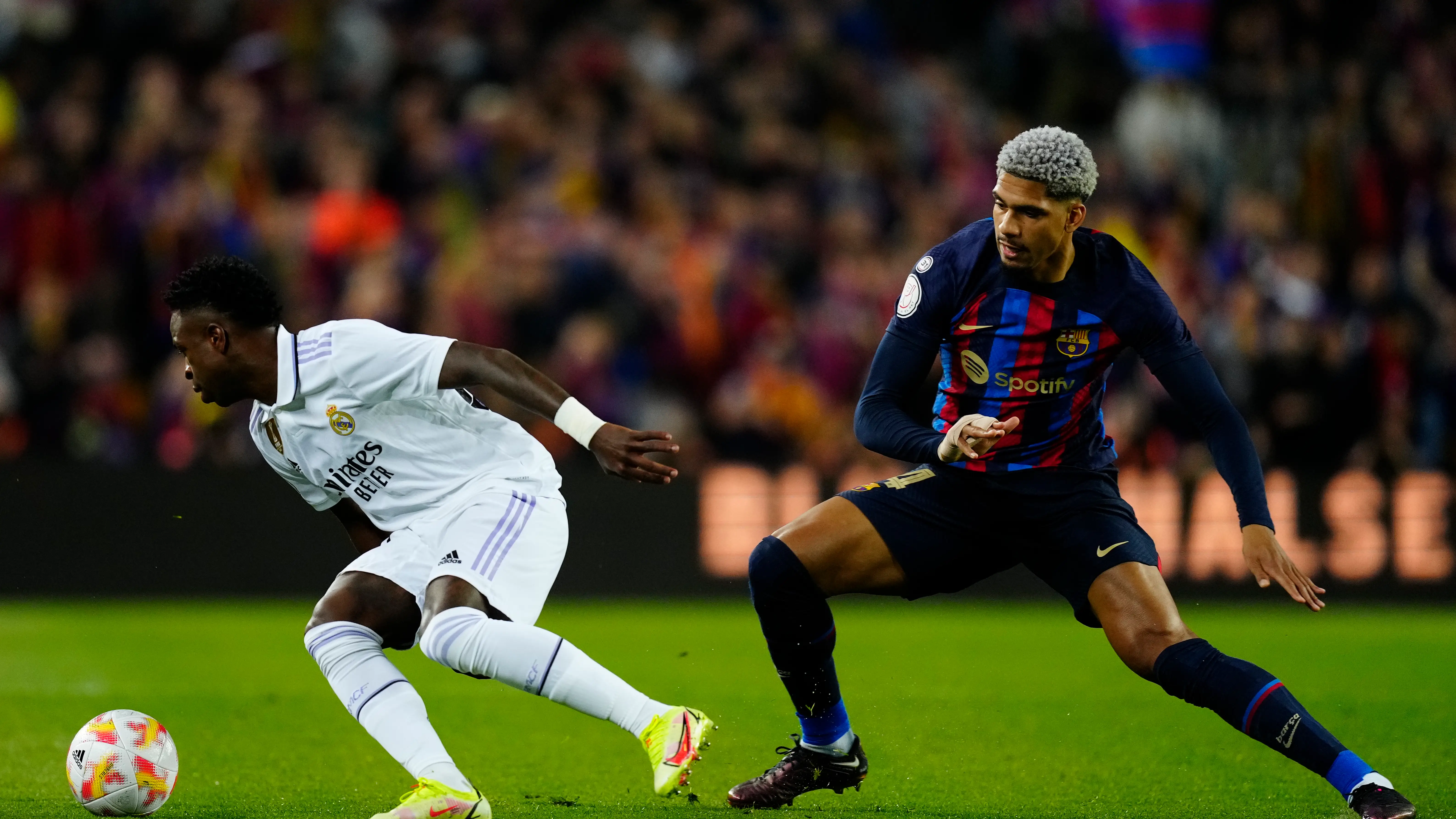El delantero del Real Madrid Vinicius Júnior se escapa de Ronald Araújo El delantero del Real Madrid Vinicius Júnior se escapa de Ronald Araújo