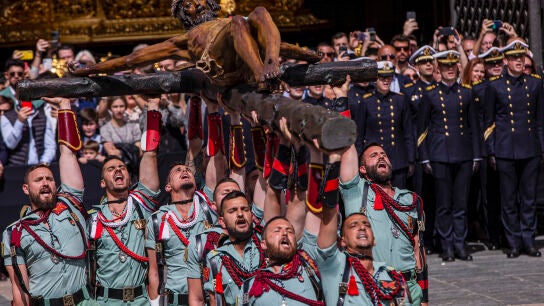 Relevo del estandarte y procesi&oacute;n del Cristo de la Buena Muerte, en la plaza de Fray Alonso de Santo Tom&aacute;s en M&aacute;laga este Jueves Santo
