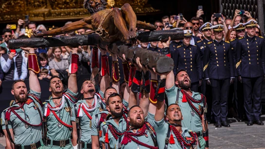 Relevo del estandarte y procesión del Cristo de la Buena Muerte, en la plaza de Fray Alonso de Santo Tomás en Málaga este Jueves Santo Relevo del estandarte y procesión del Cristo de la Buena Muerte, en la plaza de Fray Alonso de Santo Tomás en Málaga este Jueves Santo