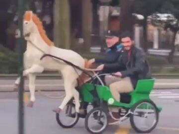 Roban uno de los tradicionales vehículos en forma de caballo de A Coruña