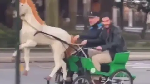 Roban uno de los tradicionales vehículos en forma de caballo de A Coruña Roban uno de los tradicionales vehículos en forma de caballo de A Coruña